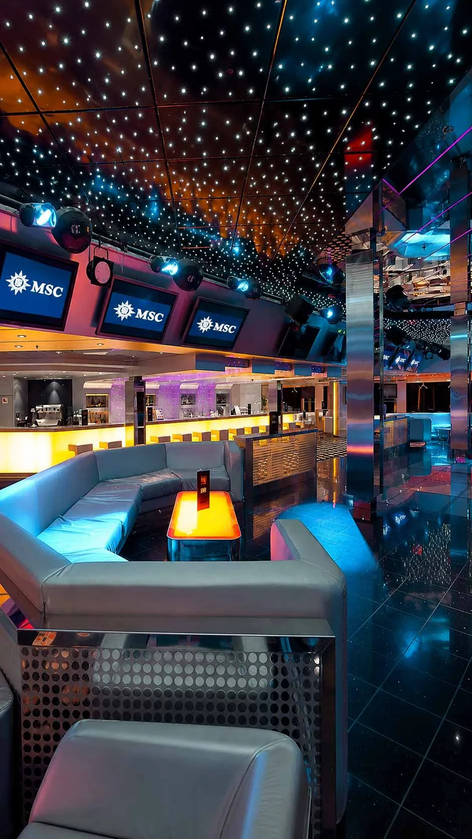 Salón del barco iluminado por la noche