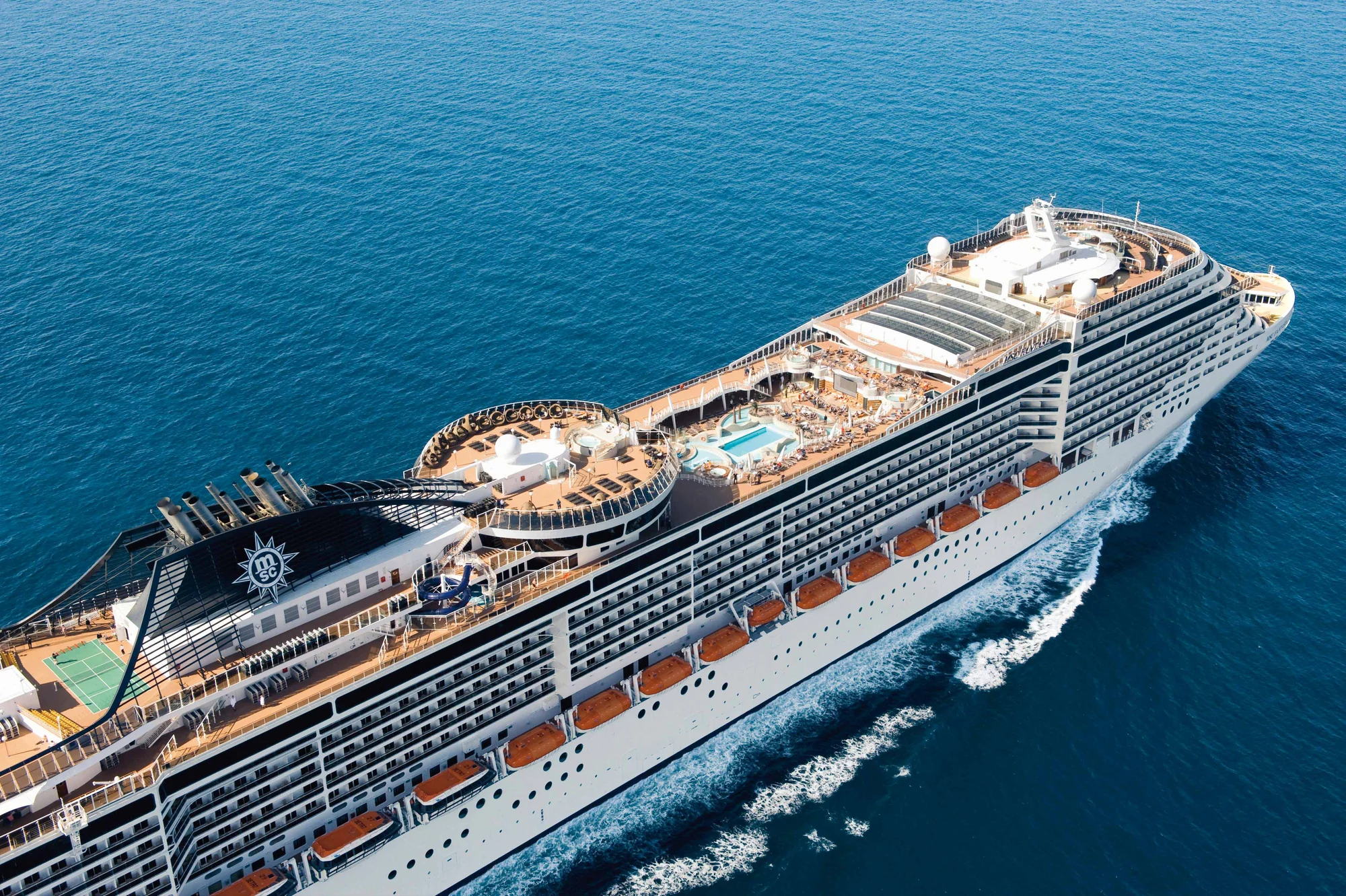 Vista del crucero y sus espacios de cubierta