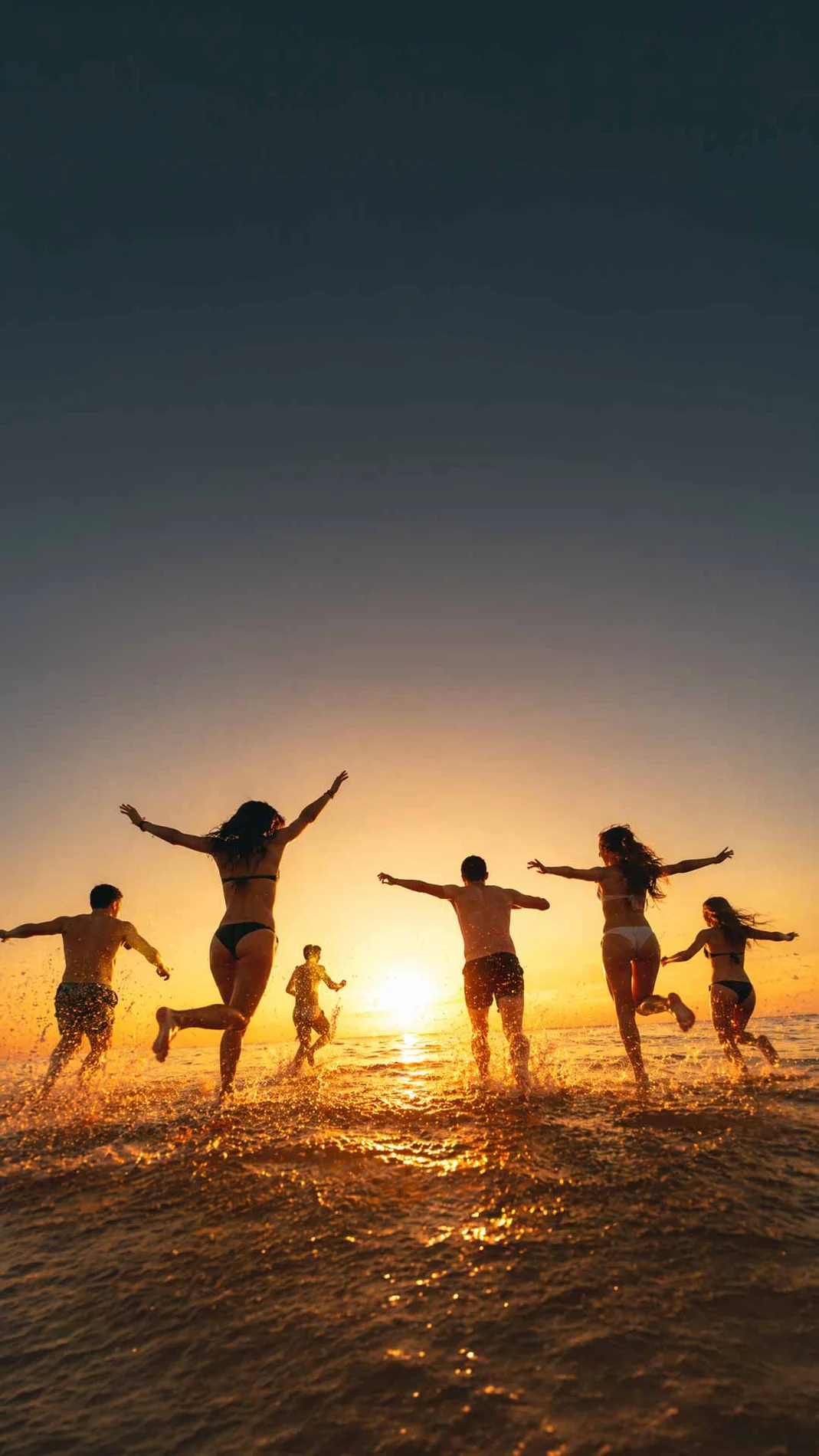 Un encuentro compartido en la playa al atardecer
